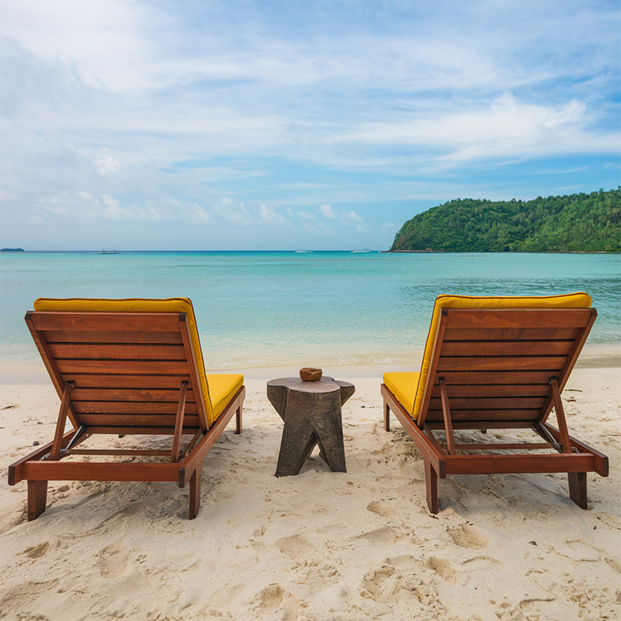 Strandliegen mit Meerblick in Phuket, Thailand
