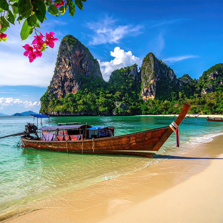 Longtail-Boot und tropischer Strand bei Phuket, Thailand