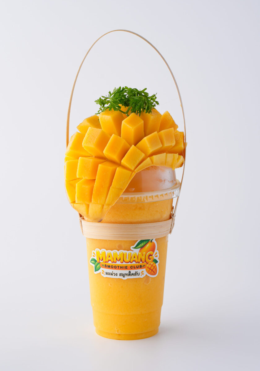 Mango Yogurt Smoothie mit frischem Mango-Topping am OTOP Market Patong