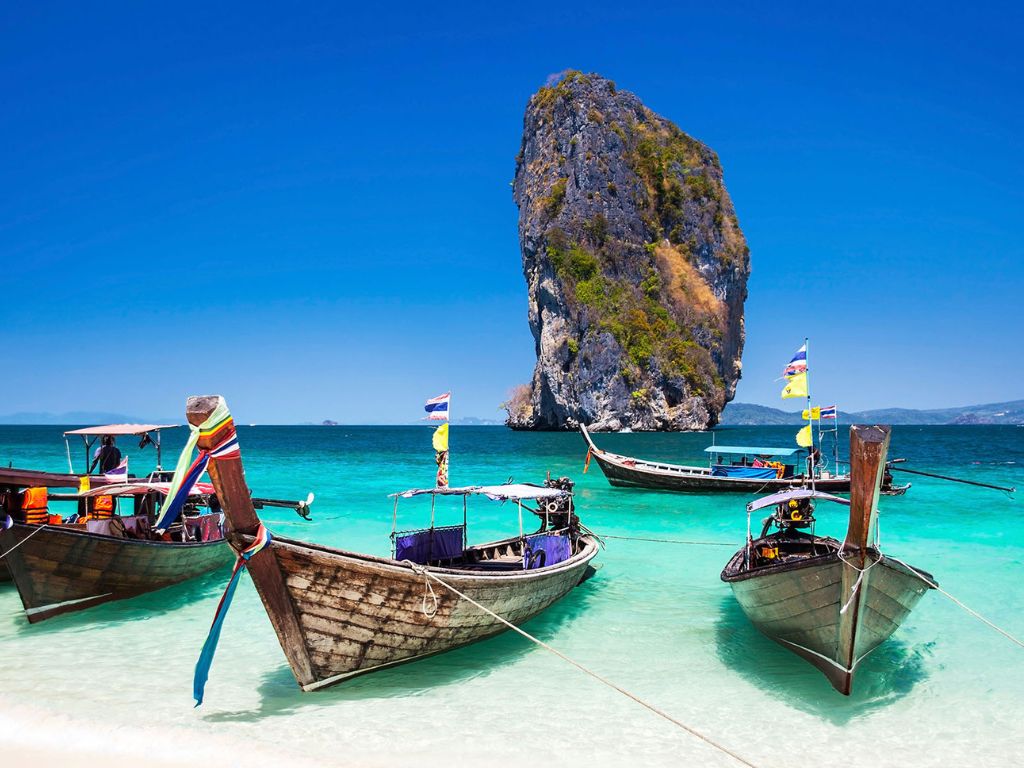Longtail-Boote vor tropischer Inselkulisse bei Phuket, Thailand