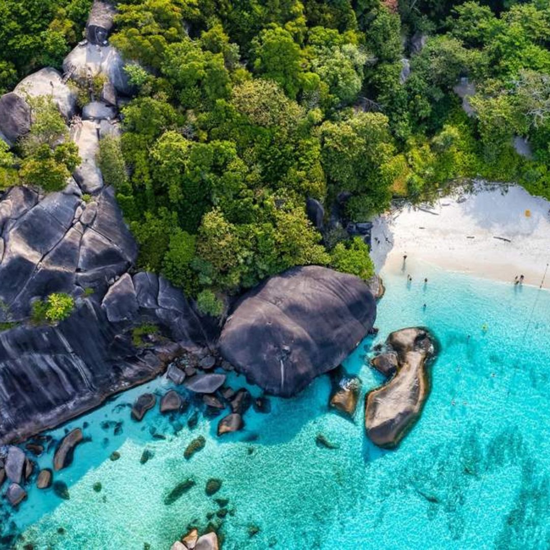 Similan Islands Tour ab Phuket in Thailand mit türkisblauem Meer