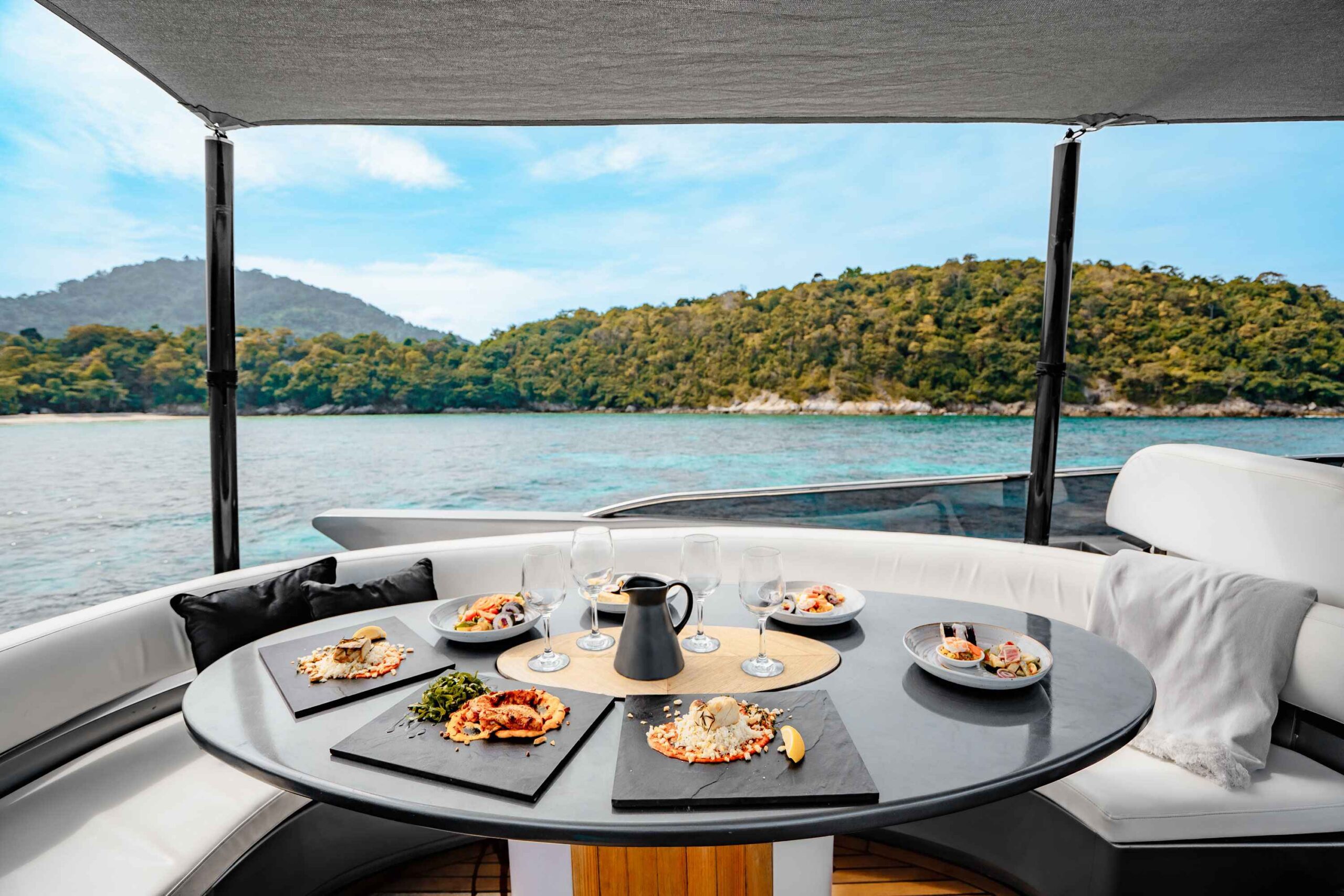 Dining Bereich an Bord der HYPE 55 Yacht in Phuket