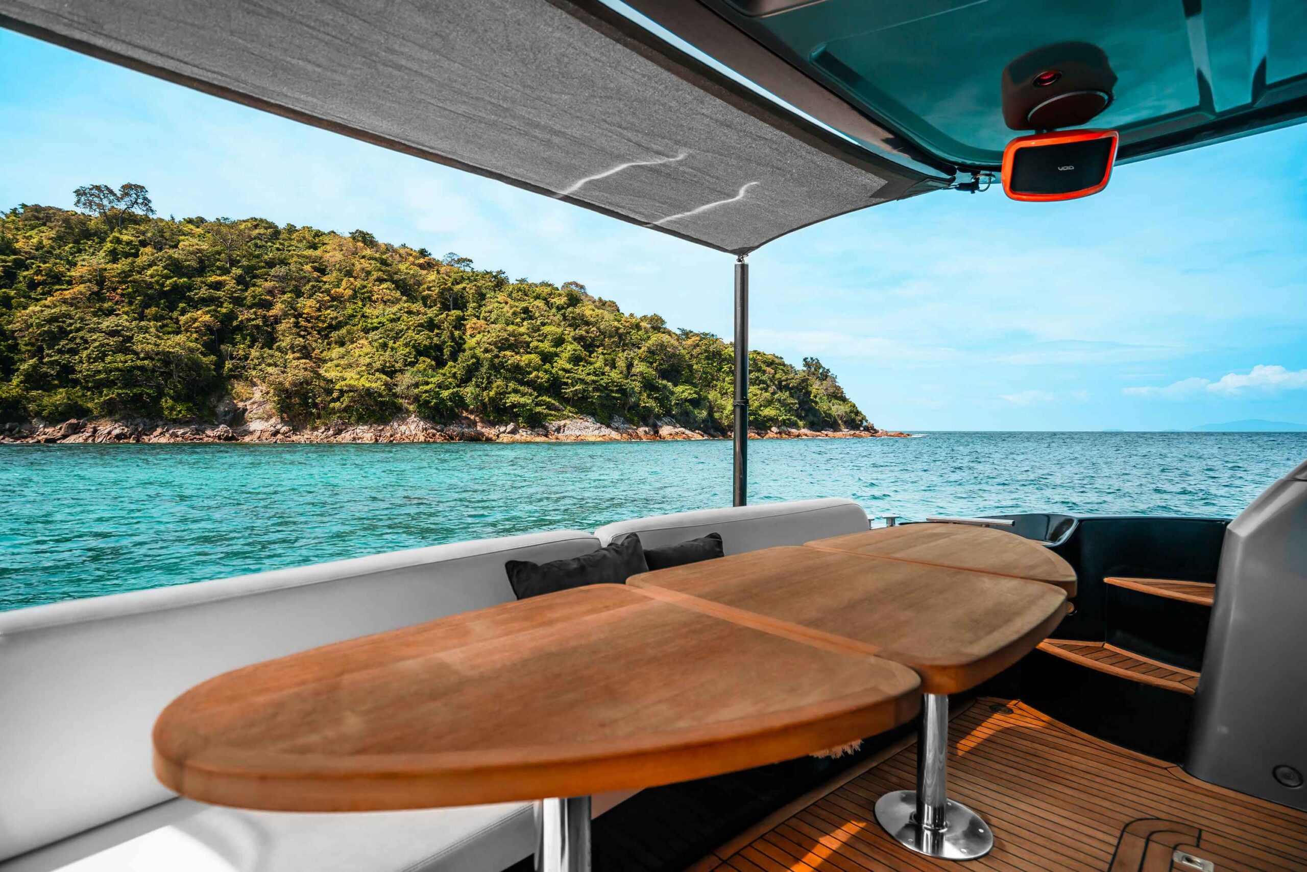 Outdoor Lounge der HYPE 55 Yacht mit Meerblick vor Phuket