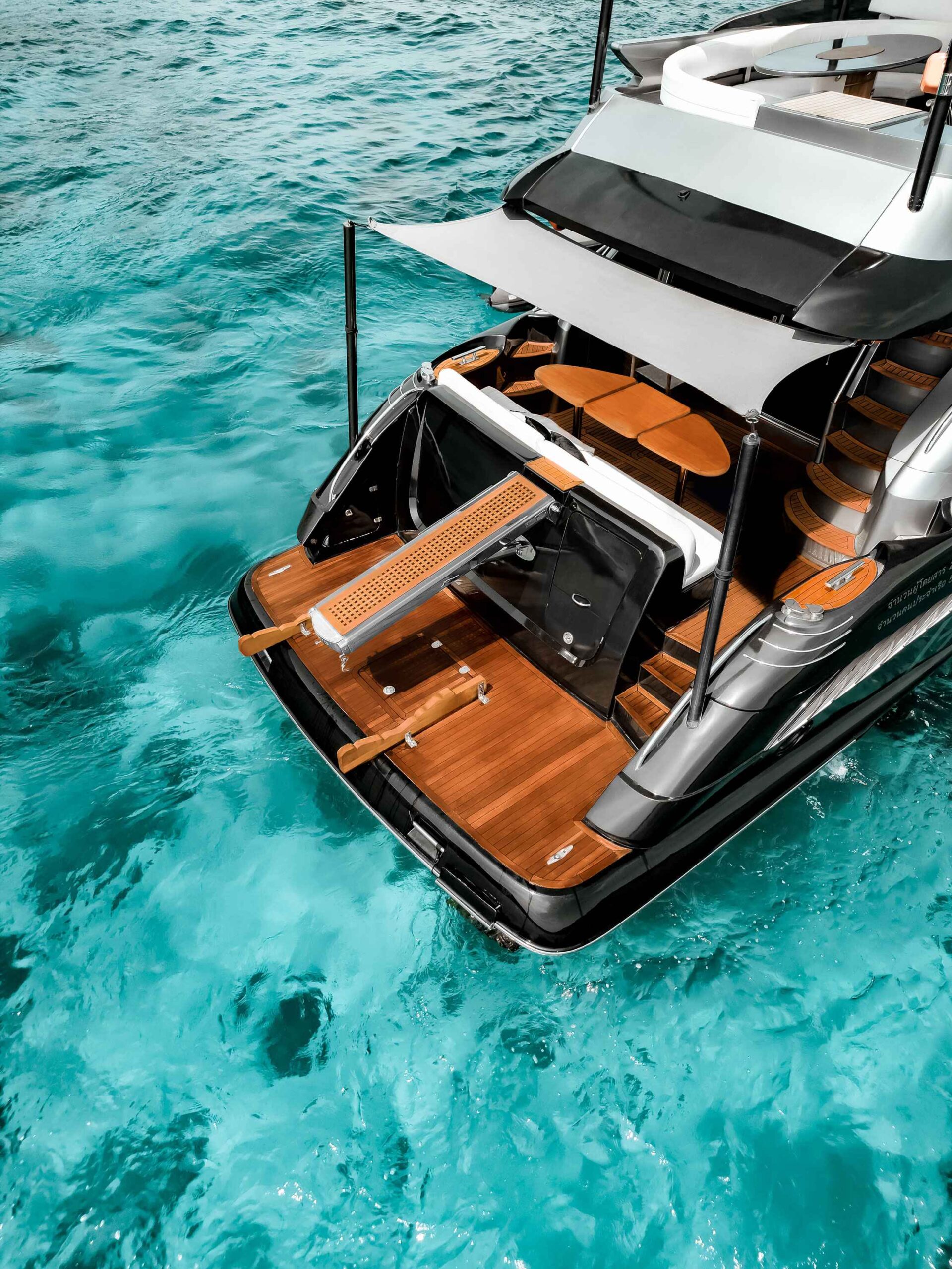 Badeplattform der HYPE 55 Yacht mit direktem Zugang zur Andamanensee