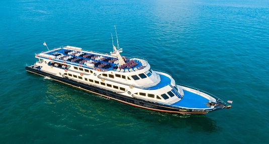 Phi Phi Cruiser Fähre bei Phuket aus der Luft auf türkisblauem Meer