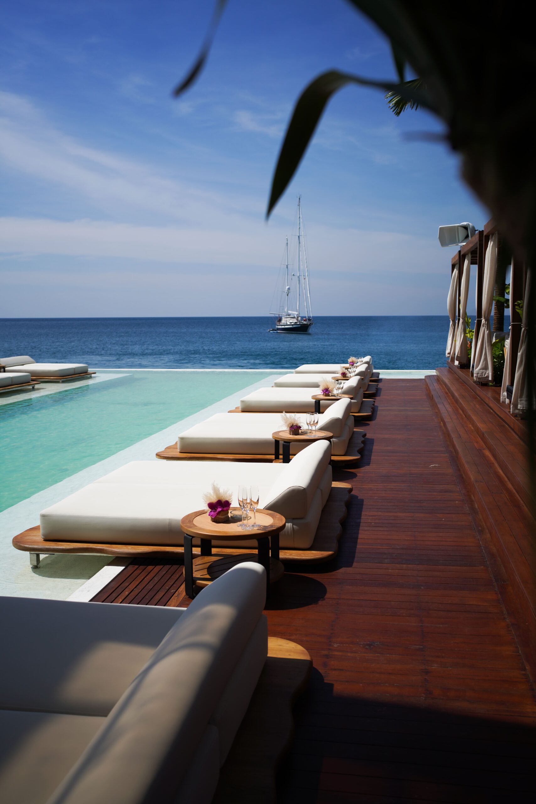 YONA Pool Bed