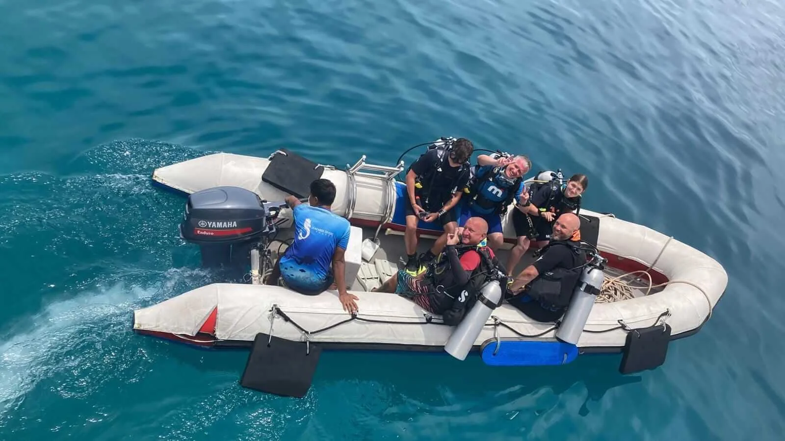 Taucher mit Tauchausrüstung auf einem Boot vor dem nächsten Tauchgang