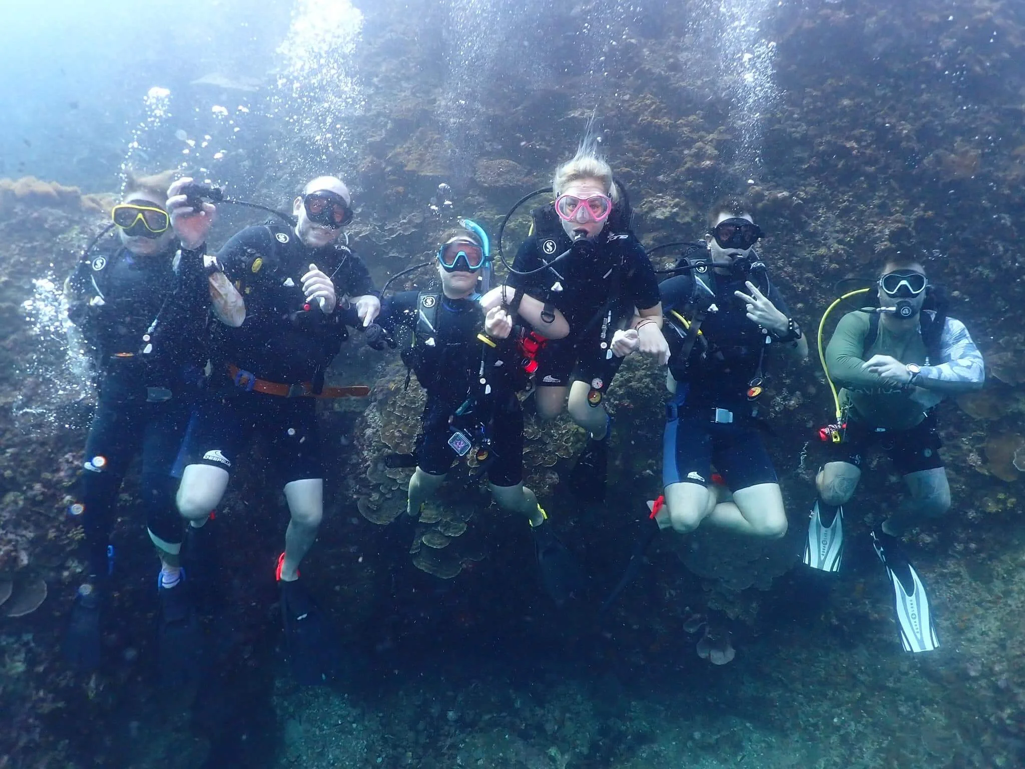 Gruppe von Tauchern mit Tauchausrüstung unter Wasser